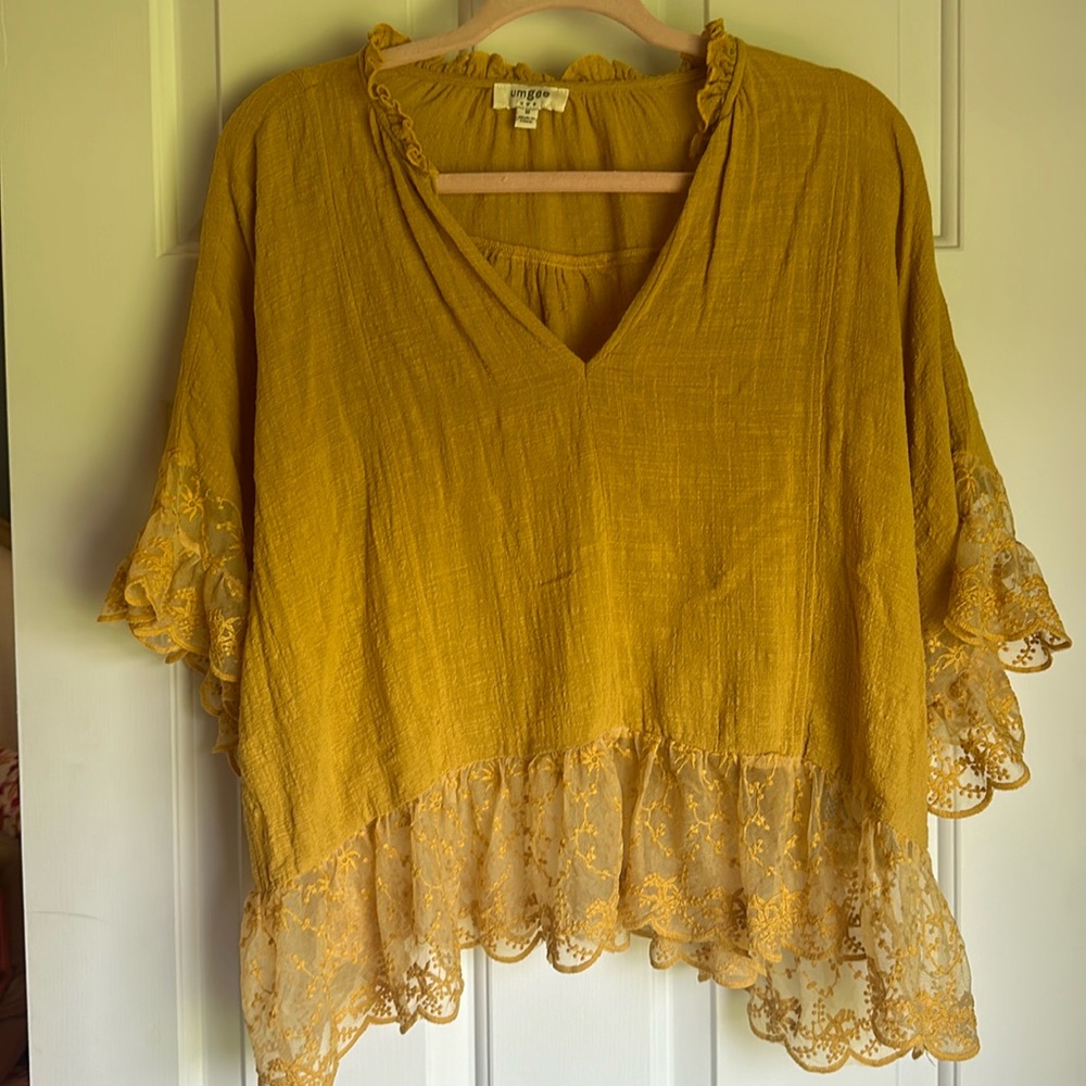 Umgee Mustard Yellow flowy cotton and lace flowy blouse Size Medium